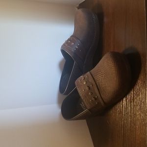 Dansko Brown Textured Leather Clogs w/trim New